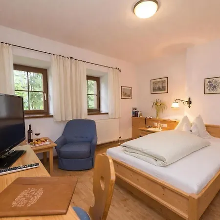 Der Erlhof Restaurant & Готель 3*