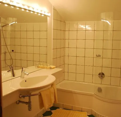 Der Erlhof Restaurant & Готель 3*